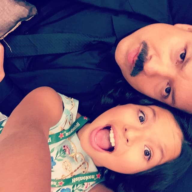 Ángela y Pepe son muy unidos, no solo por su lazo entre padre e hija, sino también por su amor por la música y su sentido del humor.