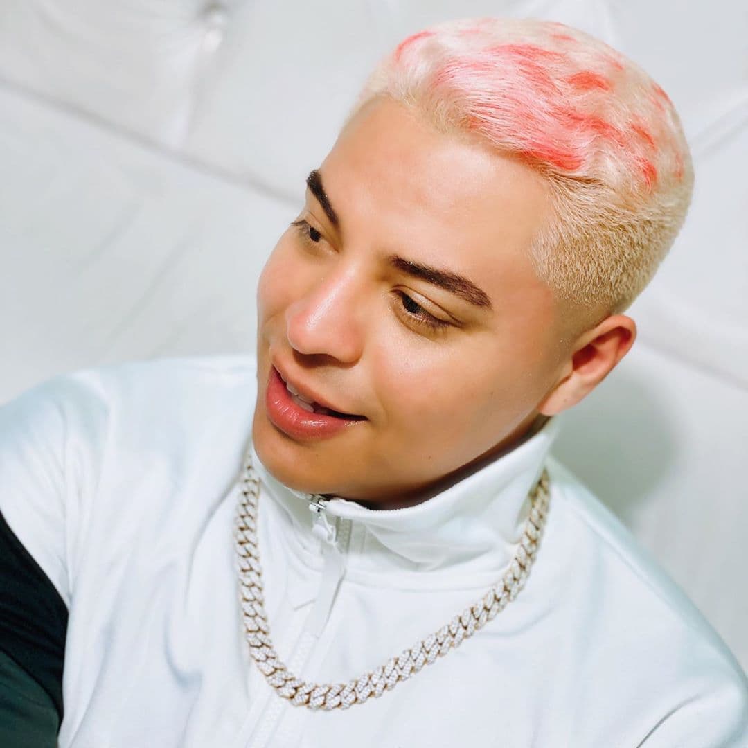 Eduin Caz, cantante de la banda tijuanense, eligió el color rosa para su cabello, lo que ocasionó que varias personas a través de las redes sociales lo compararan con Wanda, personaje de la caricatura Los Padrinos Mágicos.