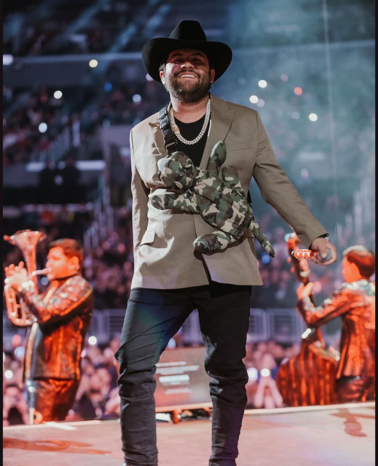 Luis R. Conríquez sorprendió a sus fans con el estreno sorpresa de "Duro Le Chingamos", su nueva canción.