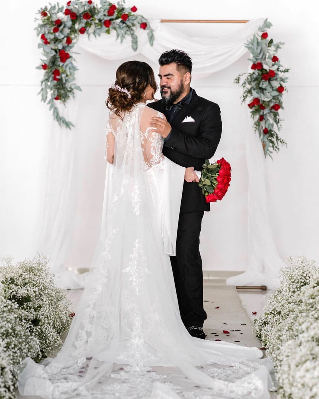 Sin dar mas detalles del enlace, colegas de la música, como Edwin Luna y Pancho Barraza, se unieron en las felicitaciones para el nuevo matrimonio.
