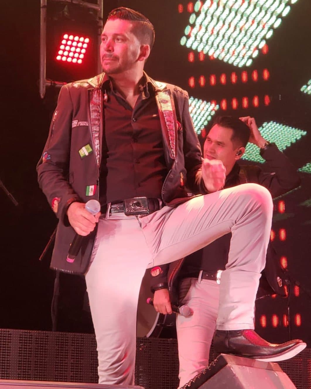 “Me Tocó Perder”, “No Le Hago Falta”, “Pistearé”, “Tres Recuerdos”, entre otros, fueron los sencillos más emblemáticos del cantante durante su estancia en Los Recoditos.