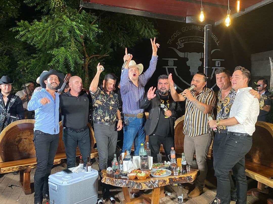 Debido al gran éxito conseguido por estas colaboraciones, los gruperos armaron un grupo de amigos que se apoyan entre ellos, entre los que se encuentran. El Mimoso, Luis Ángel, El Yaki, Grupo Firme y Grupo Codiciado. Se les puede ver constantemente intercambiando mensajes, enviándose retos y prometiéndose nuevas colaboraciones.