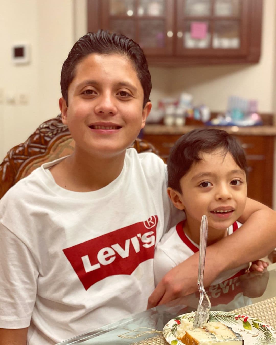 Elian es el primogénito de la guatemalteca y son muy pocos los detalles que se saben del ya adolescente, quien no vive con Kimberly Flores y fue criado por su abuela materna.