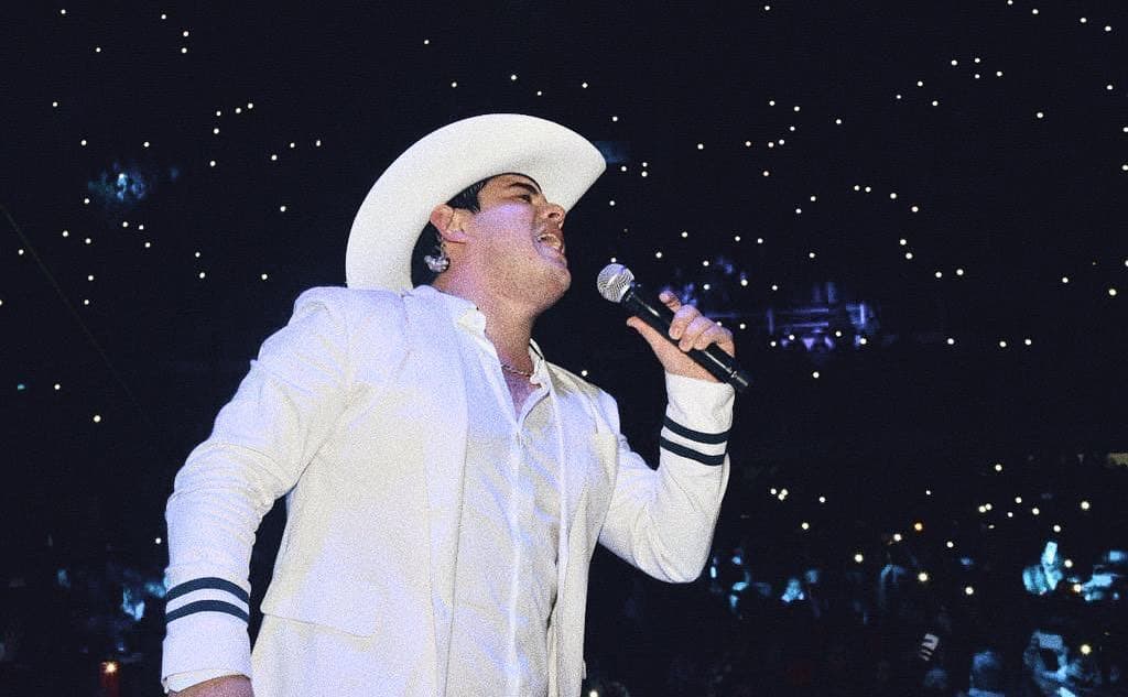 Alfredo Olivas se consolida como una de las figuras más importantes dentro del regional mexicano: su lírica y su música así lo confirman.