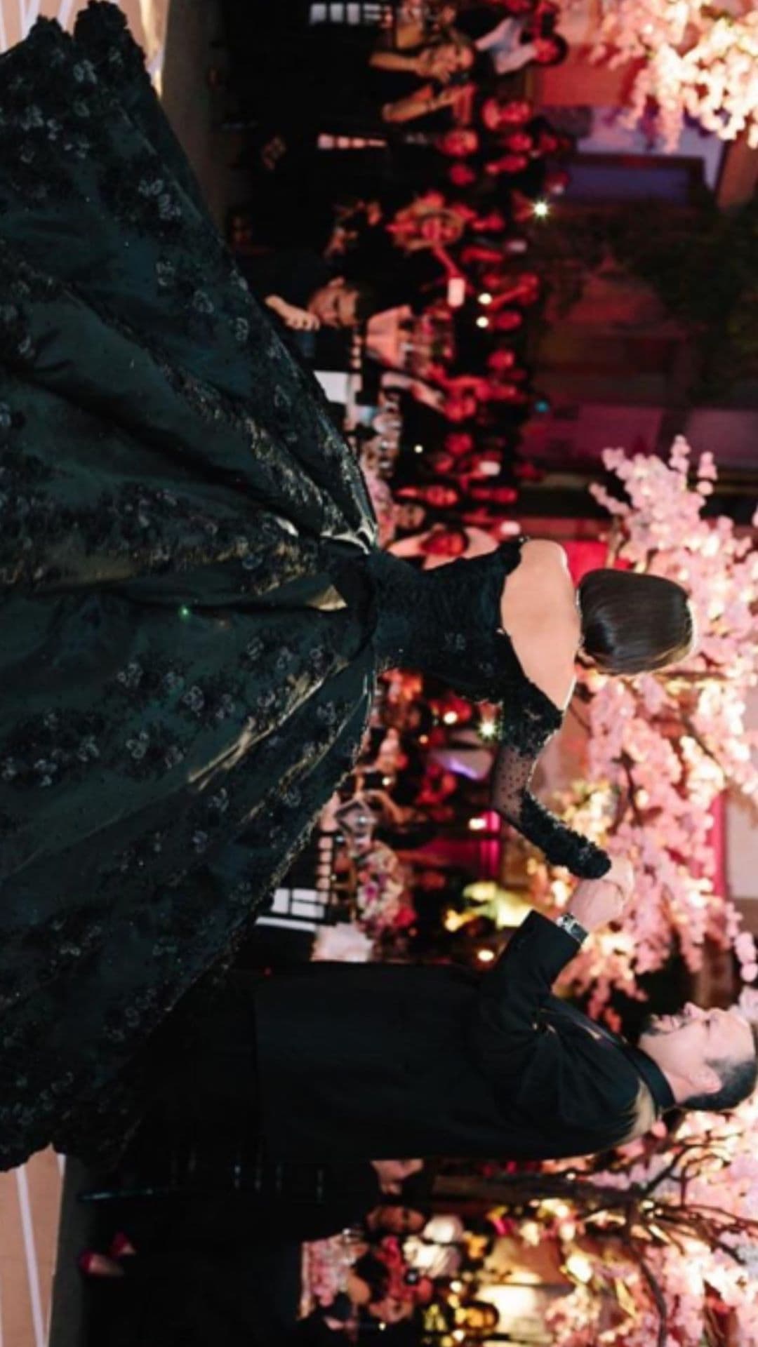 Otro momento que recordó la menor de las Aguilar, fue cuando cantó a sus invitados mientras vestía un hermoso vestido largo negro.