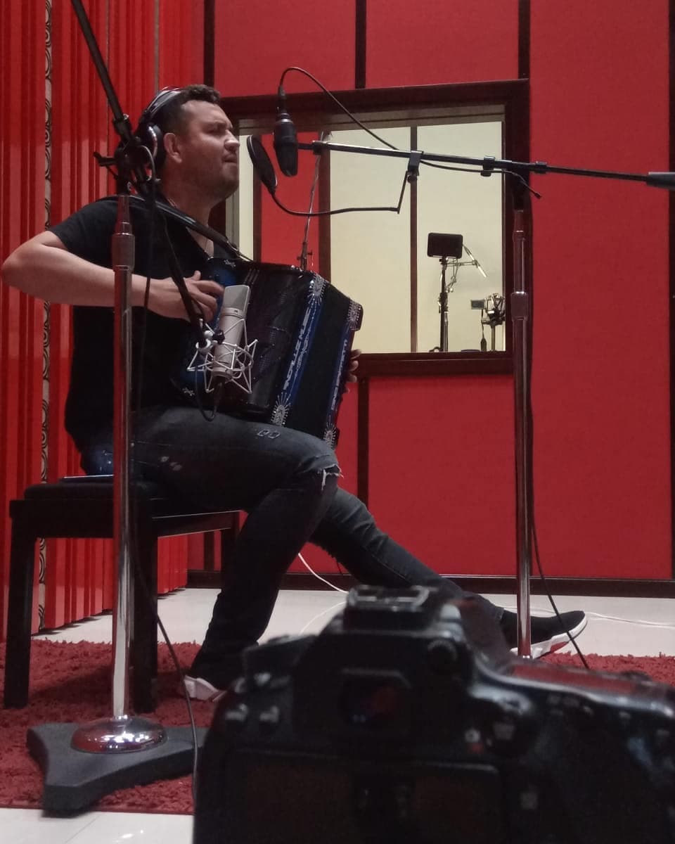 Edén Muñoz presumió su camaradería con Banda MS y agradeció el que seis de sus composiciones fueran incluidas en "El Trabajo Es La Suerte".