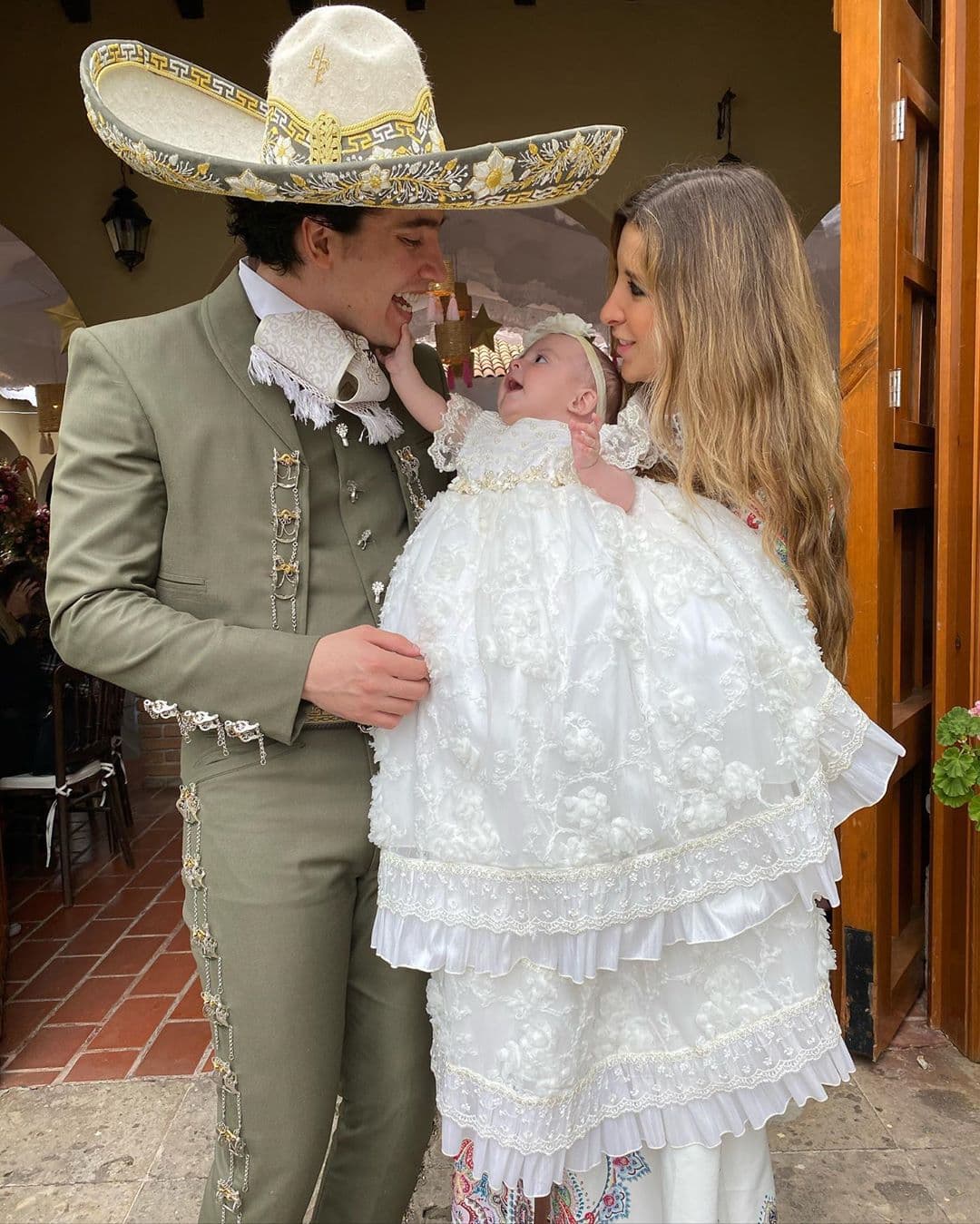 Además, el joven se colocó en los primeros lugares de popularidad gracias al tema "Te Amaré", el cual es el primer tema de esta producción discográfica.