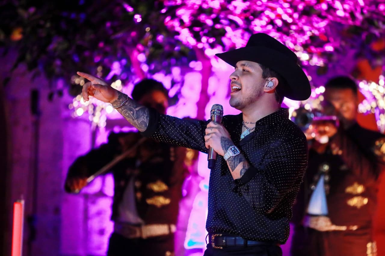 Mario Chávez le regaló a Chrisitan Nodal el video de "Adiós Amor", mismo con el que saltó a la fama.