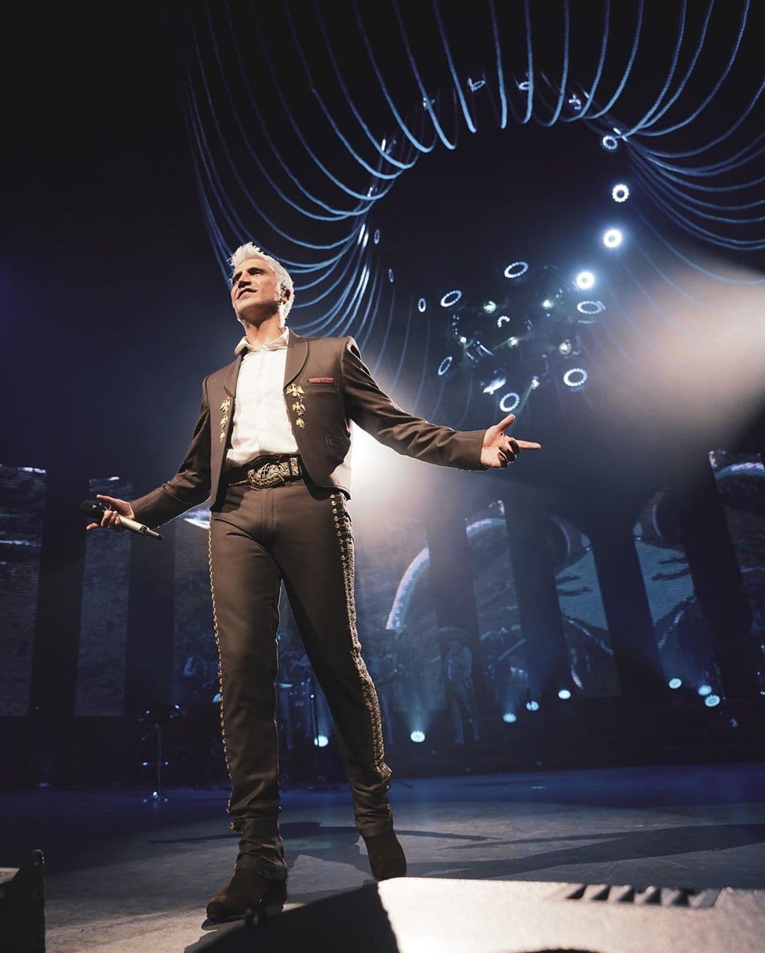 En el punto más alto del show, Alejandro interpretó su nuevo éxito “Caballero” y “Se Me Va la Voz”, con la cual ahora sí dijo adiós a sus fans, quienes no dejaban de corear el nombre de Alejandro Fernández.