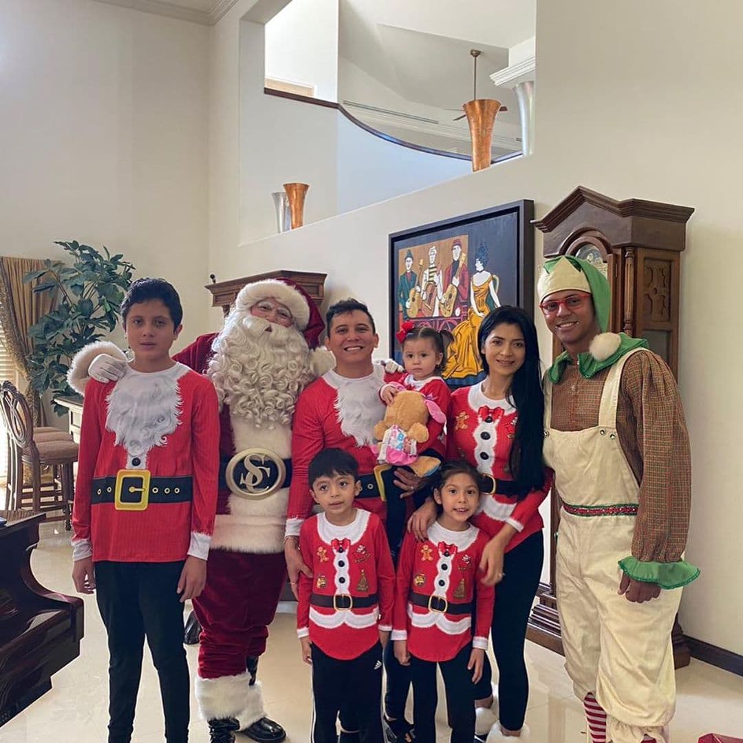 Los tres pequeños son los únicos pequeños biológicos de Edwin Luna, quien considera también como hijos a los descendientes de su esposo Kimberly Flores. La modelo es mamá de dos varones, fruto de relaciones pasadas, y Gianna, a quien procreó con el cantante.