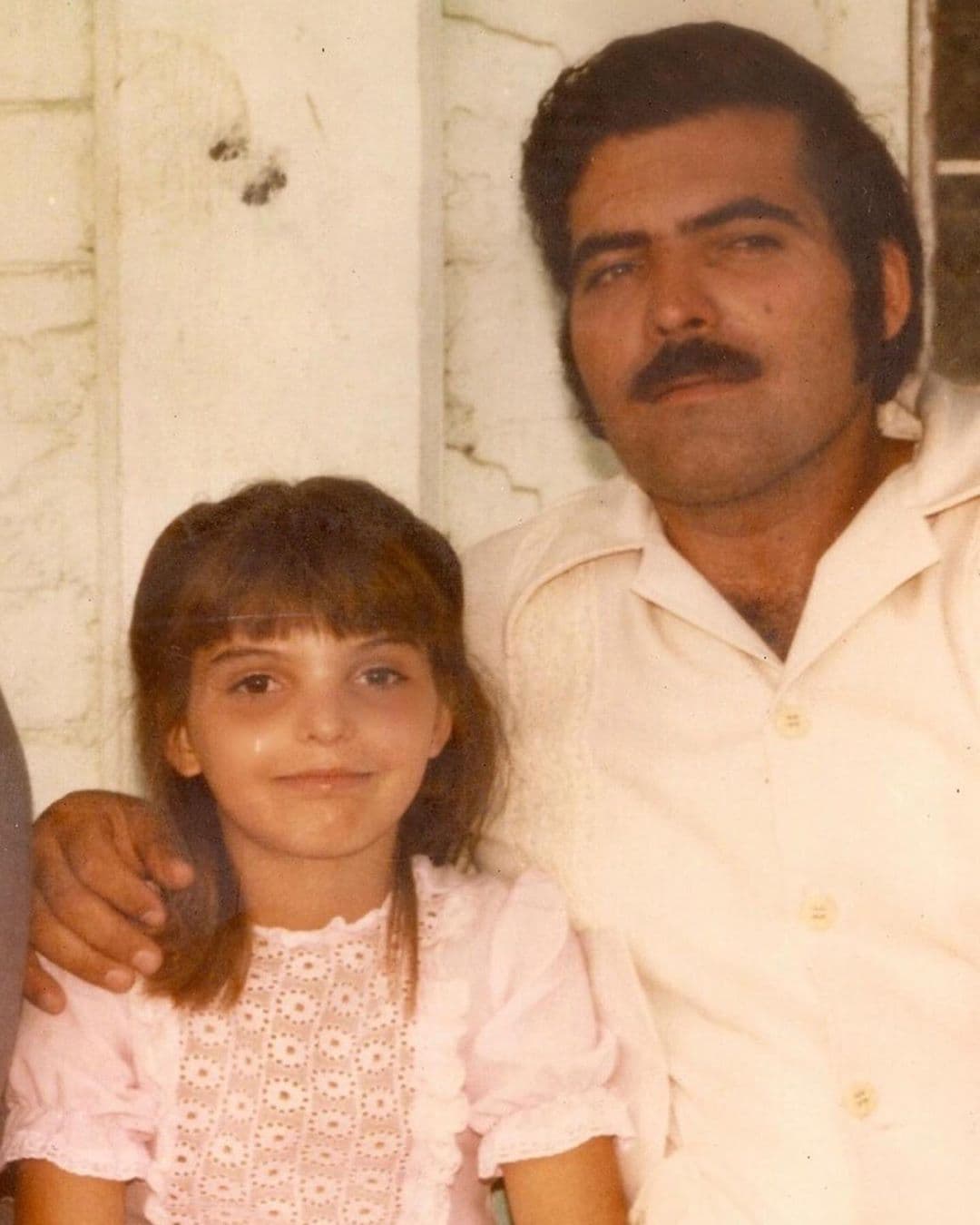 "EL PRIVILEGIO DE ESTAR Siempre en mi vocabulario existe el “Agradecimiento" pues encierra el significado de mi existencia, aquí les dejo un recuerdo con mi Papi (así le he dicho Siempre) y a quien el Ser Supremo el Todo Poderoso creador del Universo determinó que surgiera la semilla Santa que germinó en el Vientre de mi Madre y así invitarme a ser parte de esta hermosamente loca aventura que es la Vida.Gracias Papá.", escribió Ana Bárbara.