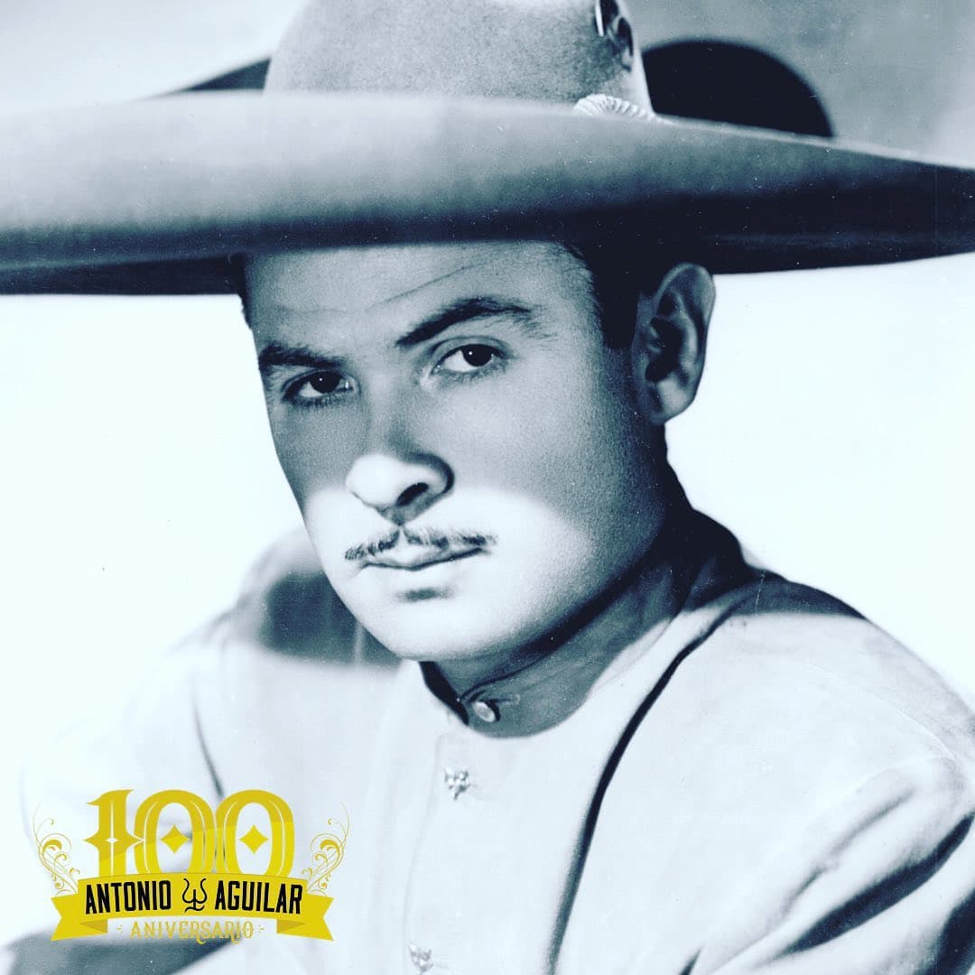 Antonio Aguilar. Precursor de la música mexicana, don Antonio Aguilar, el "Charro de México", dejó un legado basto y difícil de igualar. Entre sus logros, de más de cinco décadas de trayectoria, se cuentan 150 discos, 30 millones de copias vendidas, más de 160 películas. Los géneros de banda y el mariachi son en los que es mayormente recordado.