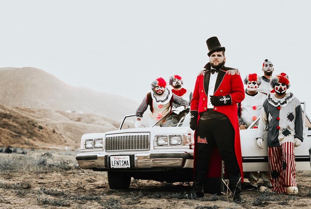 El Fantasma se viste de gala para el video de 'El Circo'