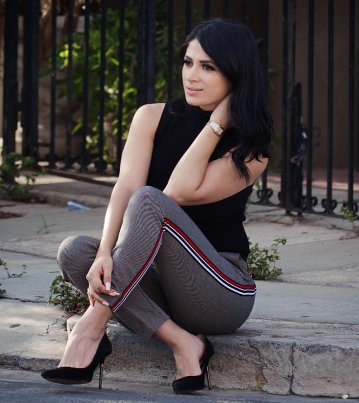 Un año después contrajeron nupcias en una majestuosa boda en Monterrey, Nuevo León. Aunque dejó un poco su carrera como modelo para dedicarse a su familia, Kimberly Flores incursionó en la conducción en Monterrey, creó una línea de maquillaje y debutó como youtuber, donde al igual que en redes sociales da tips de belleza, cuidado personal y compartía detalles de su vida.