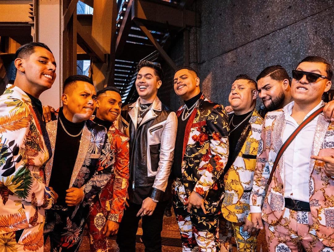 Firme decidió comenzar su carrera apoyándose en las redes en donde publicaban sus covers de canciones típicas del género, siendo “El Amor No Fue Para Mi” de Calibre 50 el video más visto, actualmente cuenta con más de 200 millones de reproducciones en YouTube.