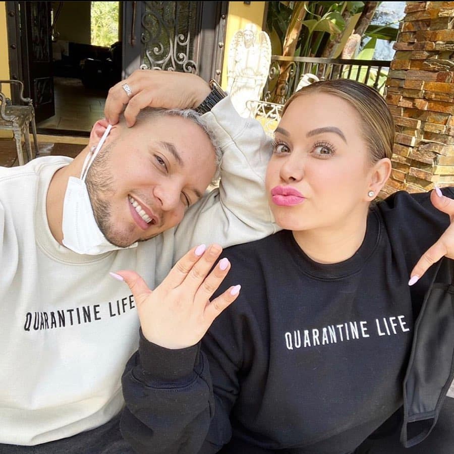 Para cuando llegó la pandemia, y todos tuvimos que encerrarnos en casa, Chiquis y Lorenzo subieron fotos de cómo pasaban el tiempo juntos. Incluso se mandaron a hacer sudaderas coordinadas y trataron de poner su mejor cara a la situación.