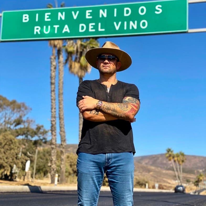 La relación entre Chiquis y Mr. Tempo se remonta hace 4 años, pues desde ese entonces han sido buenos amigos. El empresario afirmó que es “es muy buena amiga” en años anteriores. Incluso Chiquis se presentó en las aperturas de algunos de sus locales.