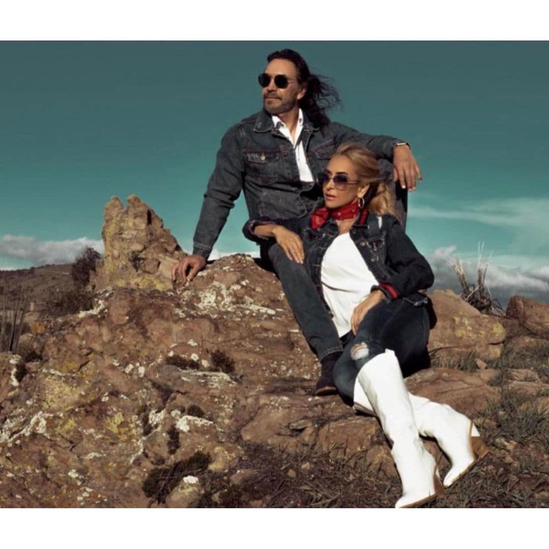 A través de las redes sociales, el cantante y la empresaria compartieron un romántico mensajes acompañado de una fotografía en donde posan ambos para celebrar su aniversario.