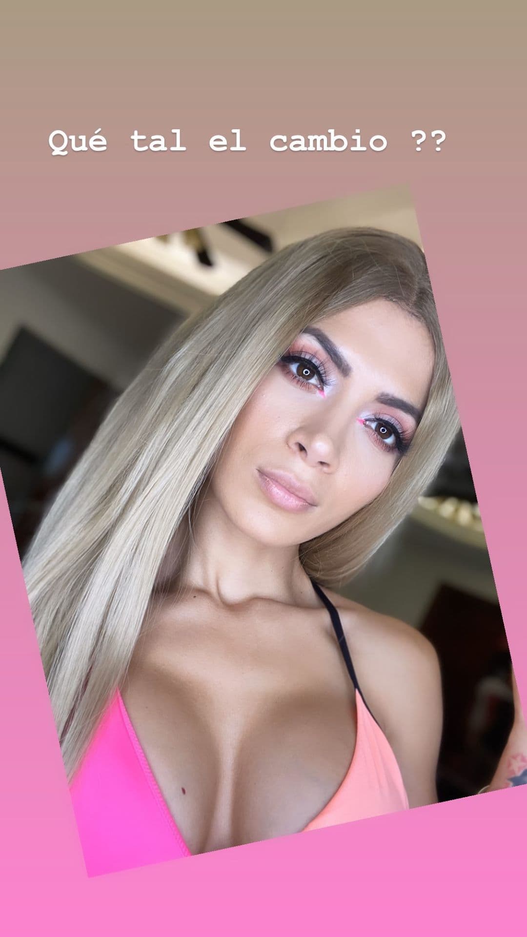 Kimberly Flores con peluca de pelo rubio