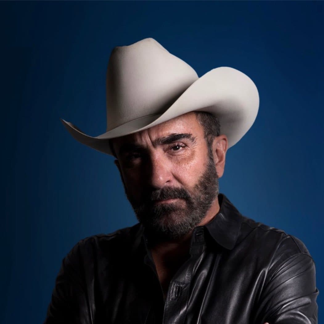 Expareja de Vicente Fernández Jr intenta extorsionar al cantante con fotos íntimas