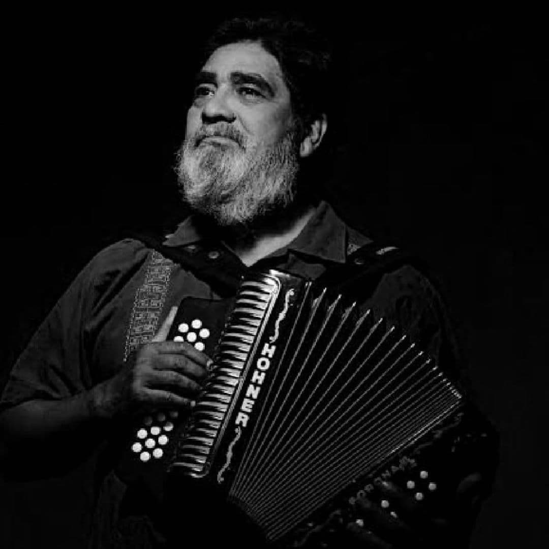 "Que en Paz descanse mi amigo Celso Piña, Mi más sentido Pésame para toda su Familia un Abrazo", redactó Ramiro Delgado, ex integrante del grupo Bronco, en su cuenta oficial de Instagram.