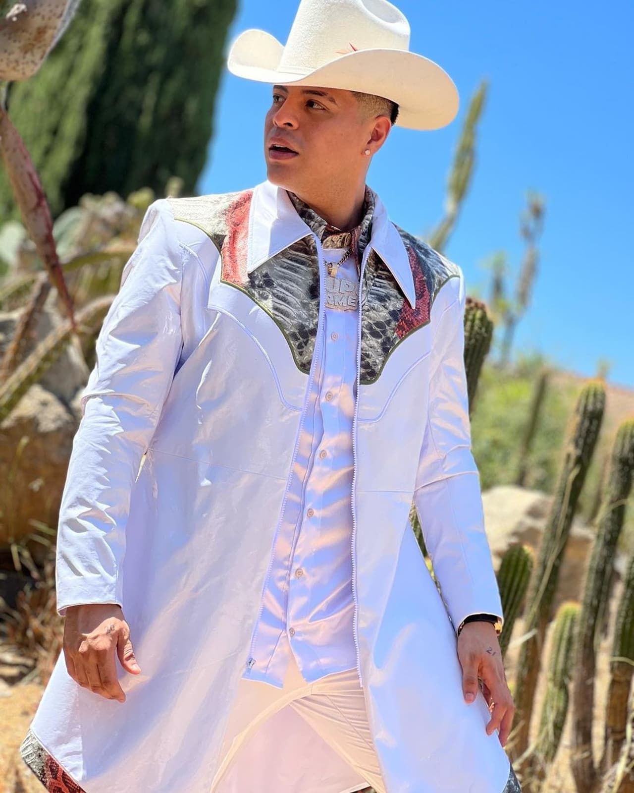 Descubre lo que te costaría vestirte como Eduin Caz, vocalista de Grupo Firme.