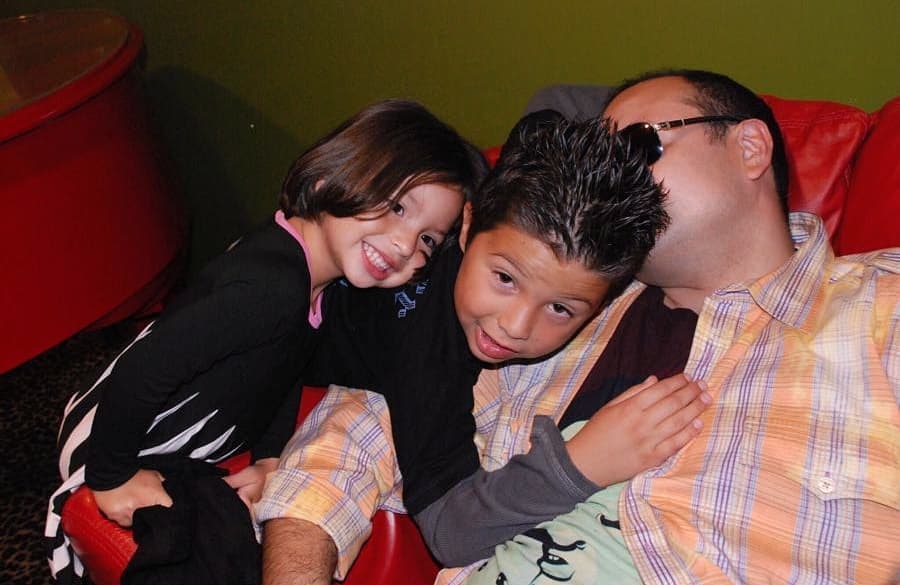 A pesar de la fama internacional que ha alcanzado, Ángela se mantiene como una joven que ama estar con su familia y atesora los momentos que han vivido juntos.