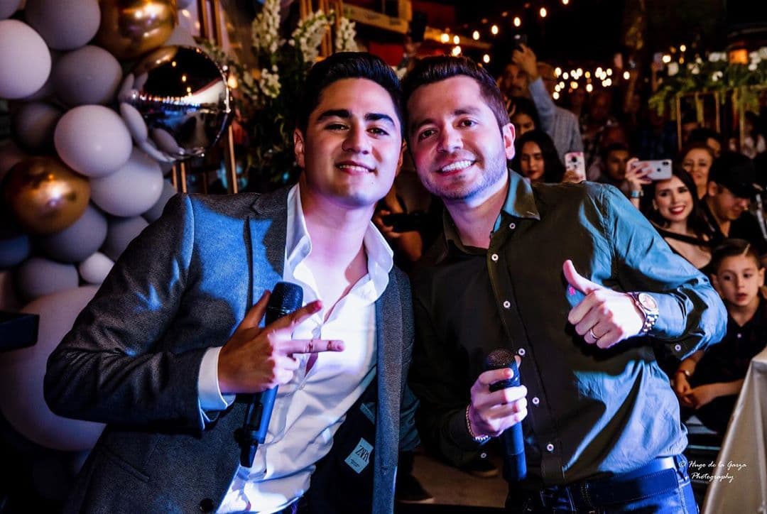 El cantante interpretó algunos de los mejores éxitos de la agrupación, junto a sus compañeros que fueron invitados a la celebración.