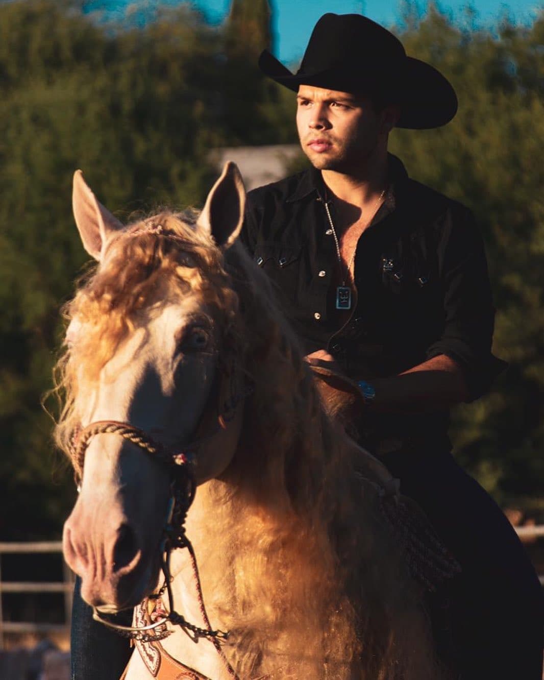 Leonardo Aguilar. El llamado "Gallo Fino" es otro de los herederos del talento de su abuelo y padre, Antonio y Pepe Aguilar. Tiene una sólida carrera como músico y cantante y es parte del espectáculo Jaripeo Sin Fronteras, junto a su hermana Ángela.