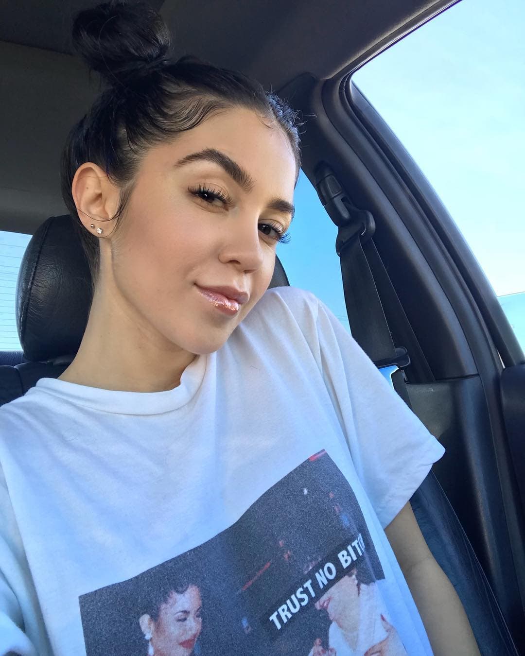 "Antes de que alguien más te lo cuente... Hoy quiero compartir con ustedes que me encuentro feliz, contento , pleno y agradecido con Dios por poner en mi camino a una mujer como ella ... Amor, gracias por lo que has hecho en mi durante este tiempo, por tu sonrisa y tus abrazos en los momentos que más los necesito. Sí es bella por fuera, por dentro es más", posteó Lupillo.