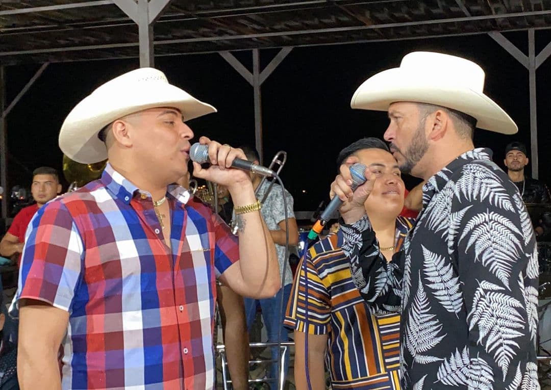 A partir de aquí, Luis Ángel El Flaco, que comenzaba su carrera como solista, le dio la oportunidad a Grupo Firme para colaborar juntos, siendo un éxito total. Sus colaboraciones suman más de 70 millones de reproducciones y todo eso derivó en una gran amistad que han presumido en redes.