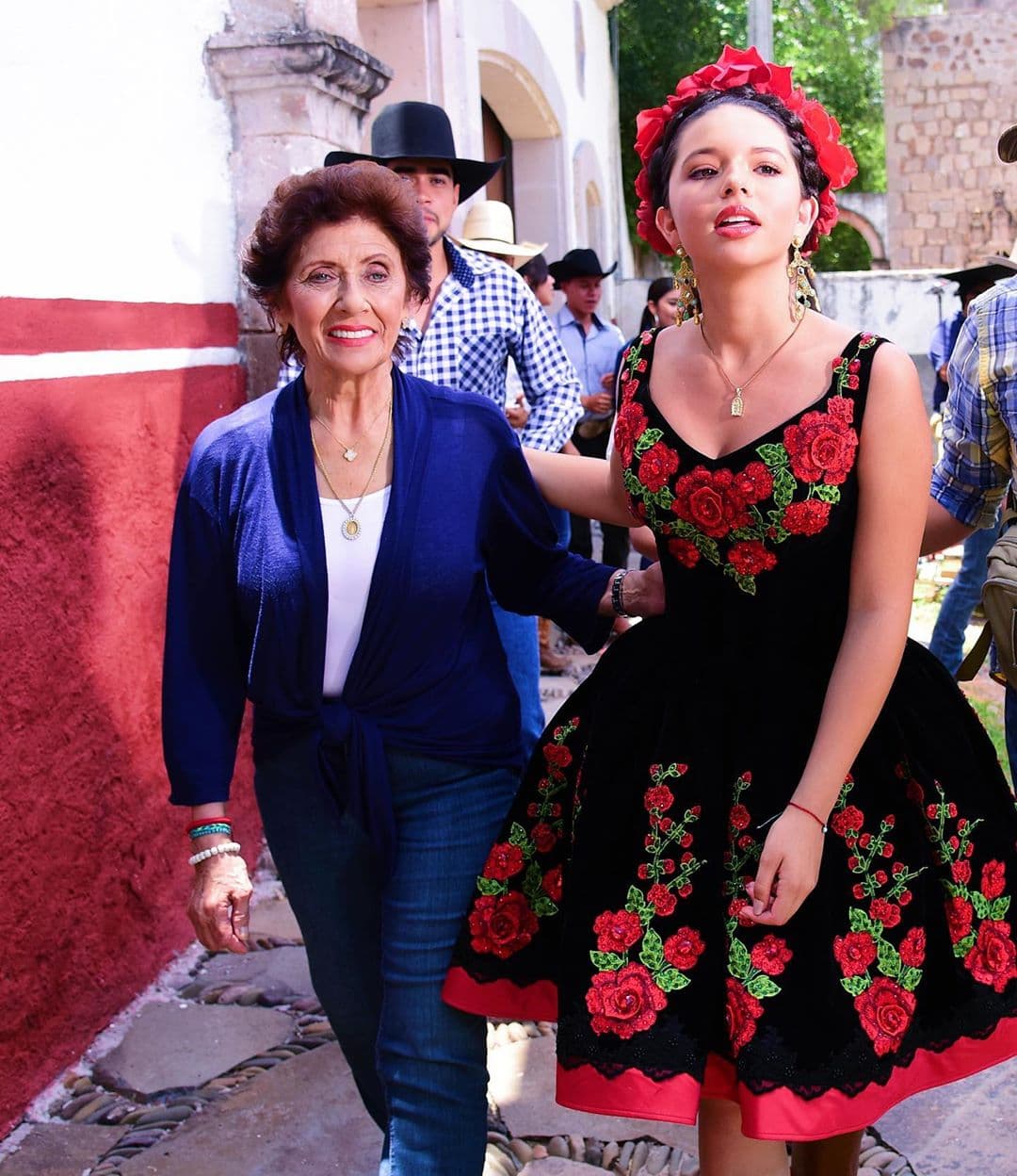 “¿Por qué escribes en inglés todo? ¿Acaso no sientes orgullo por México y su español? No me cuadra que cantes ranchero y escribas en inglés, ¡aprende de tus abuelos y tu padre! Te falta mucho”, reclama otro de los usuarios.