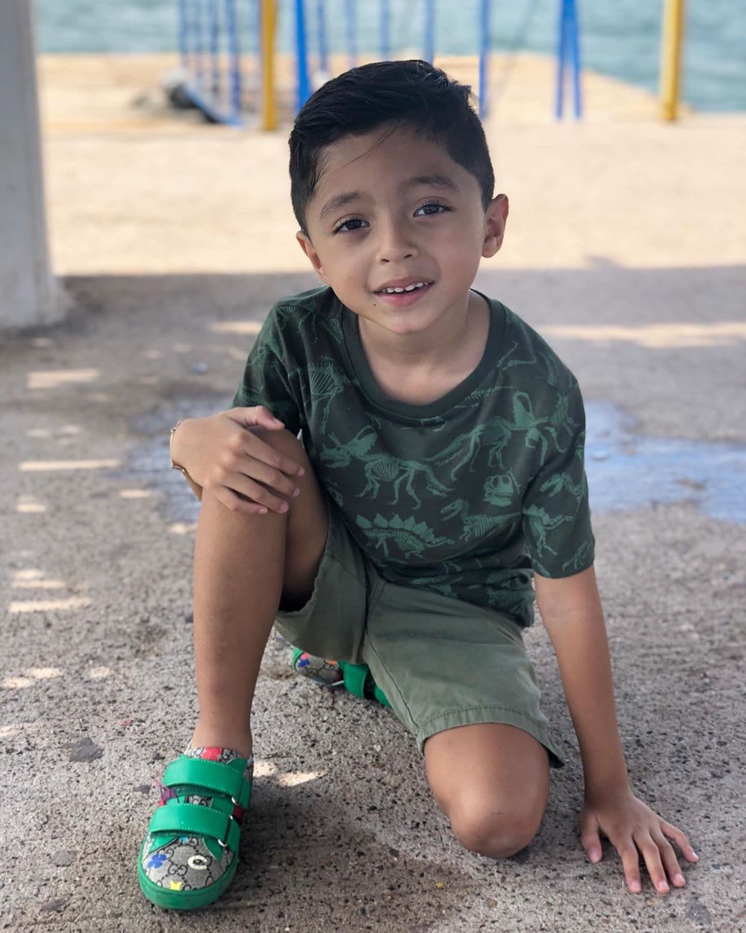 El segundo hijo de la modelo es Damián, quien vive con la modelo y Edwin Luna en Monterrey, Nuevo León. Aunque el pequeño es fruto de una relación anterior de Flores, recientemente el cantante detalló que procuran que el menor hable con su padre biológico.
