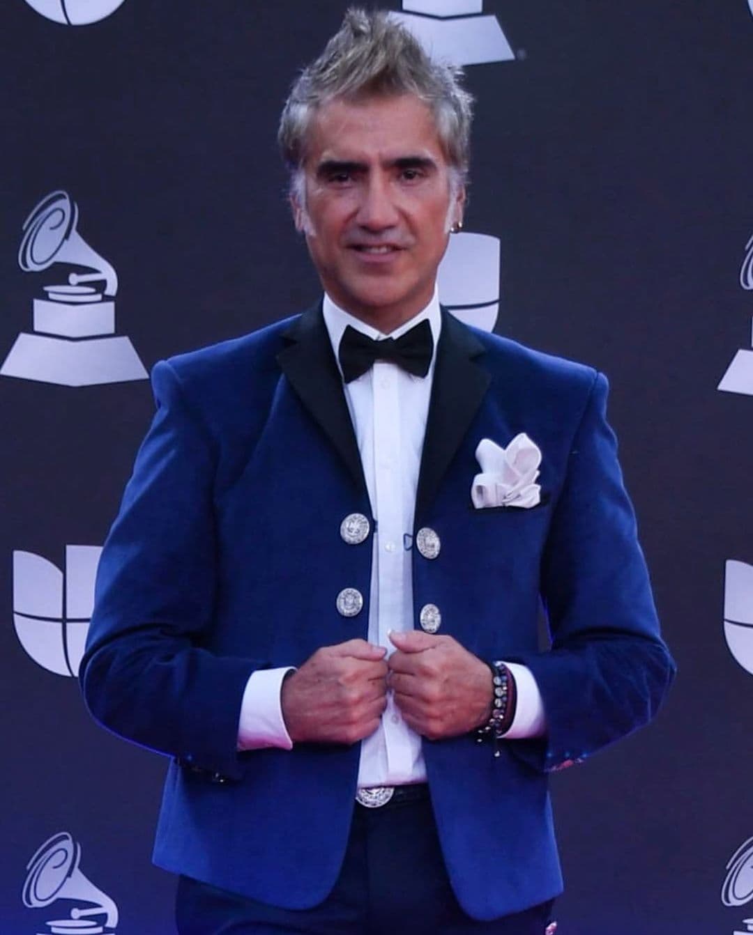 Aunque los seguidores de Alejandro Fernández le han hecho saber que con el nuevo look “canoso” tiene un gran parecido a su padre, Vicente Fernández.