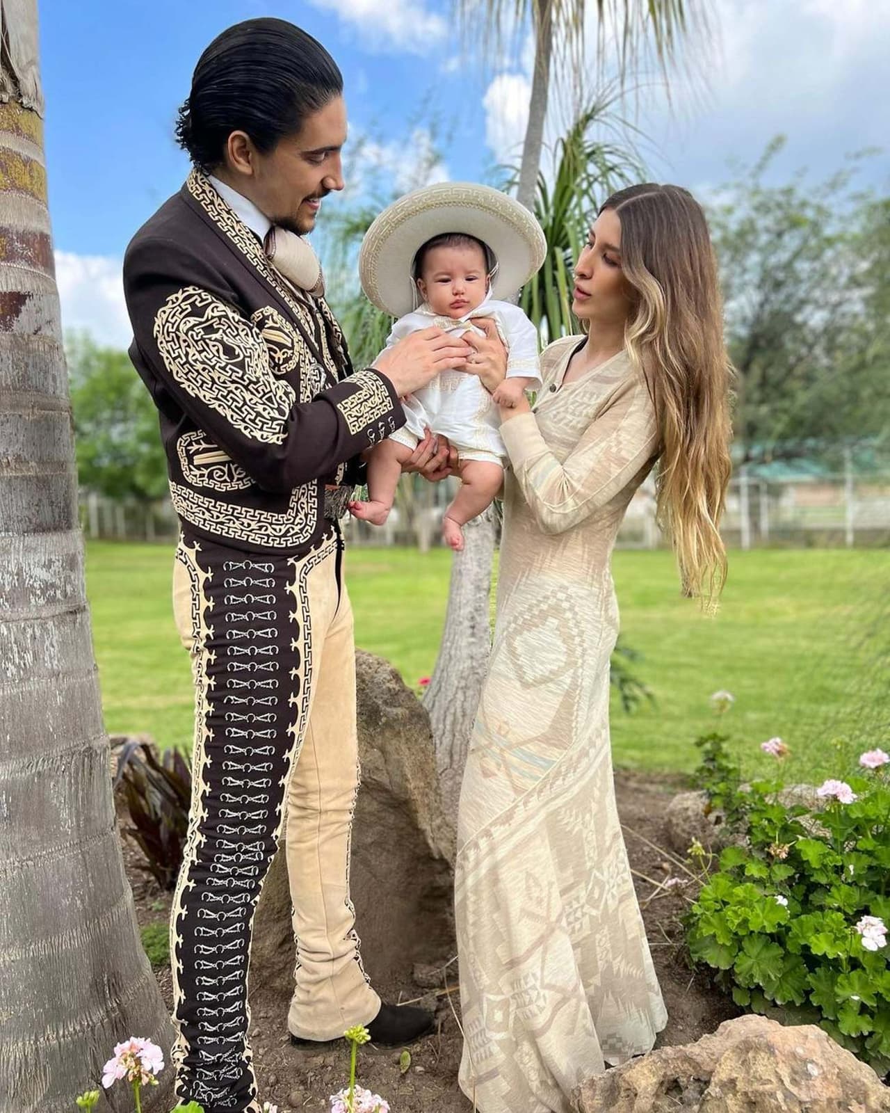 Alex Fernández y Alexia Hernández se casaron tras posponer su boda.