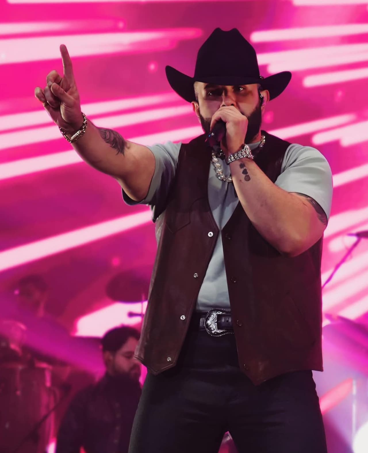 Carín León anunció su primer concierto en Auditorio Nacional.