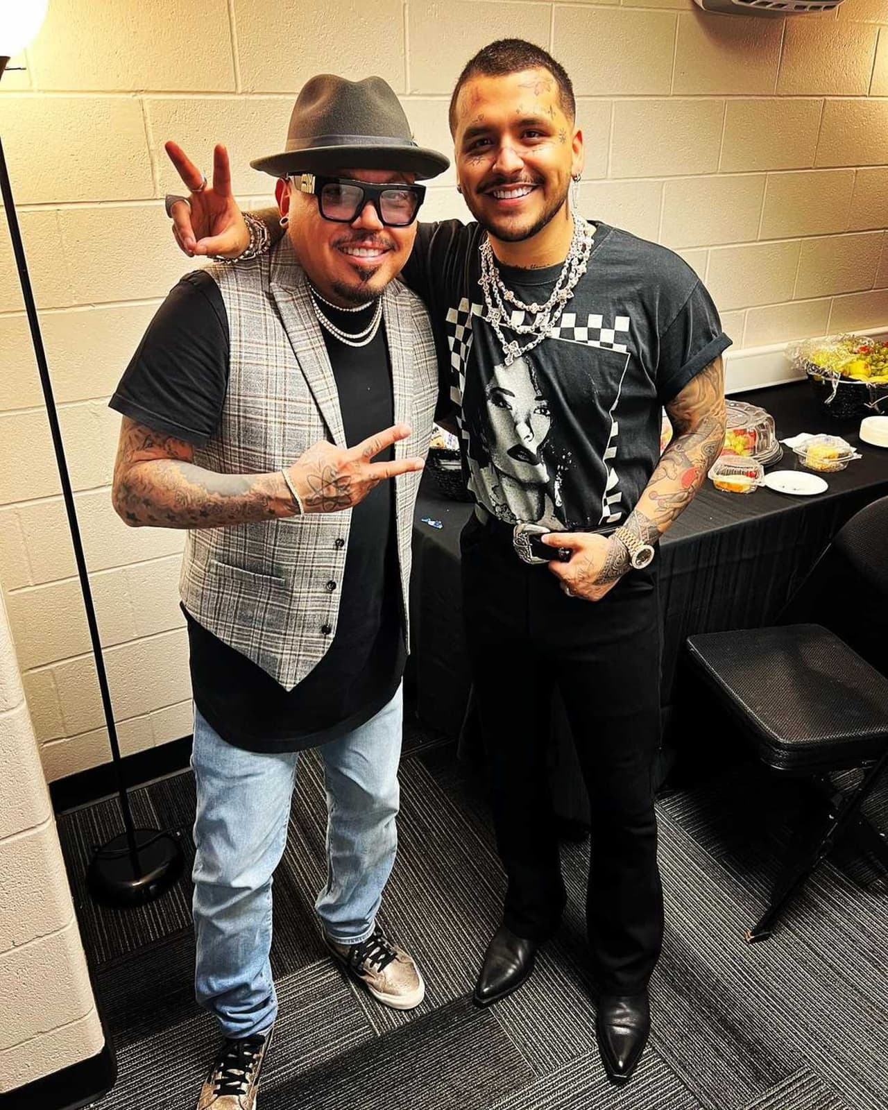 Christian Nodal anuncia colaboración con el hermano de Selena Quintanilla.