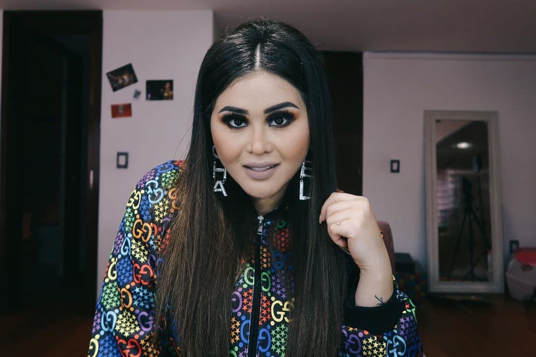 Y aunque Gomita casi siempre elige llevar el cabello ondulado o chino, también se ha mostrado en sus fotos con el pelo totalmente lacio.