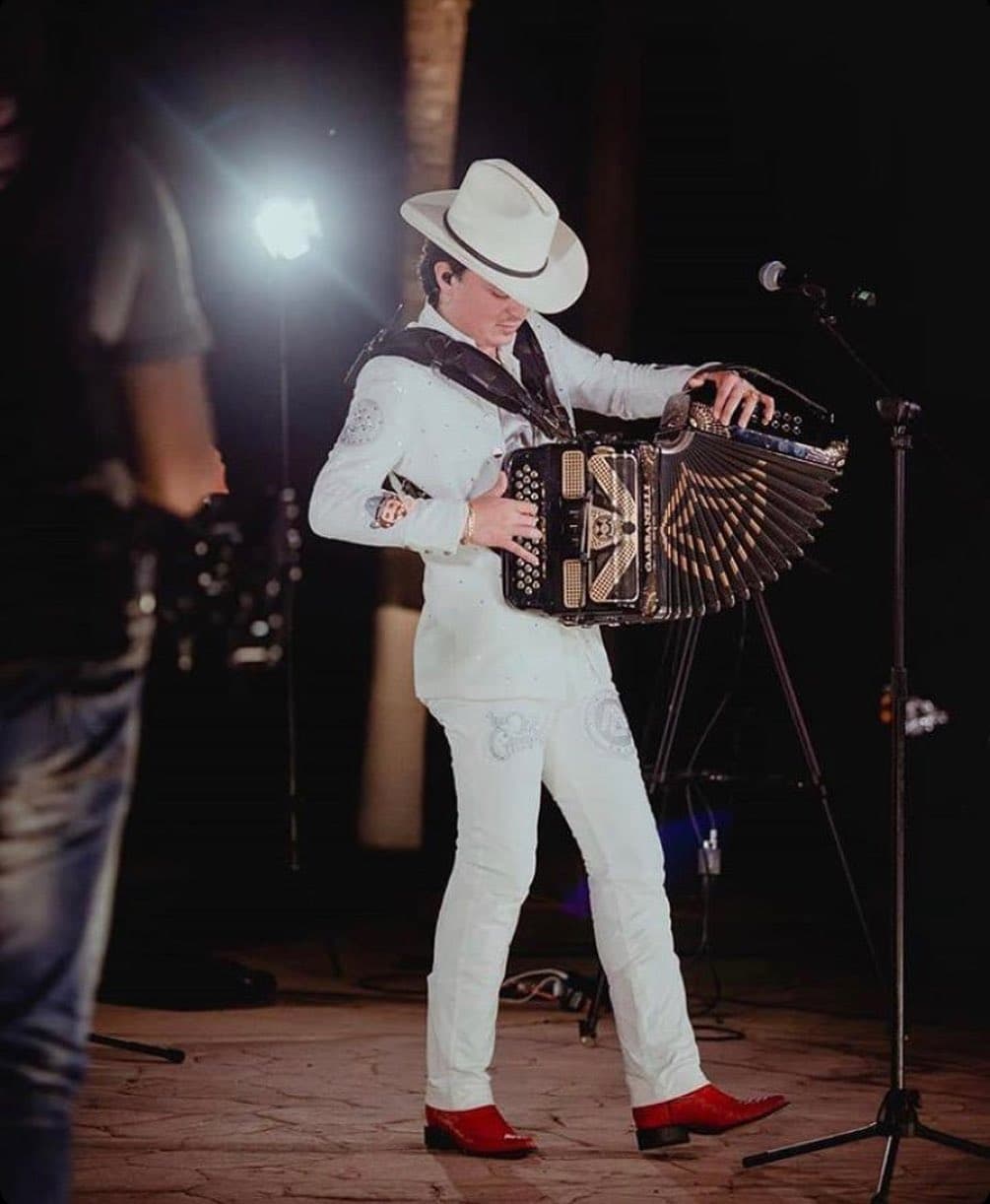 Imanol Quezada es segunda voz, compositor y acordeonista de Los Dos Carnales.