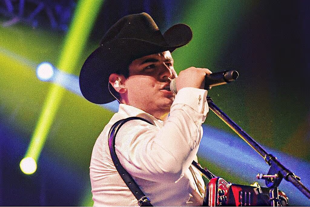 Alfredo Olivas estrena su nuevo sencillo 'Volverá' | Shows Bandamax ...